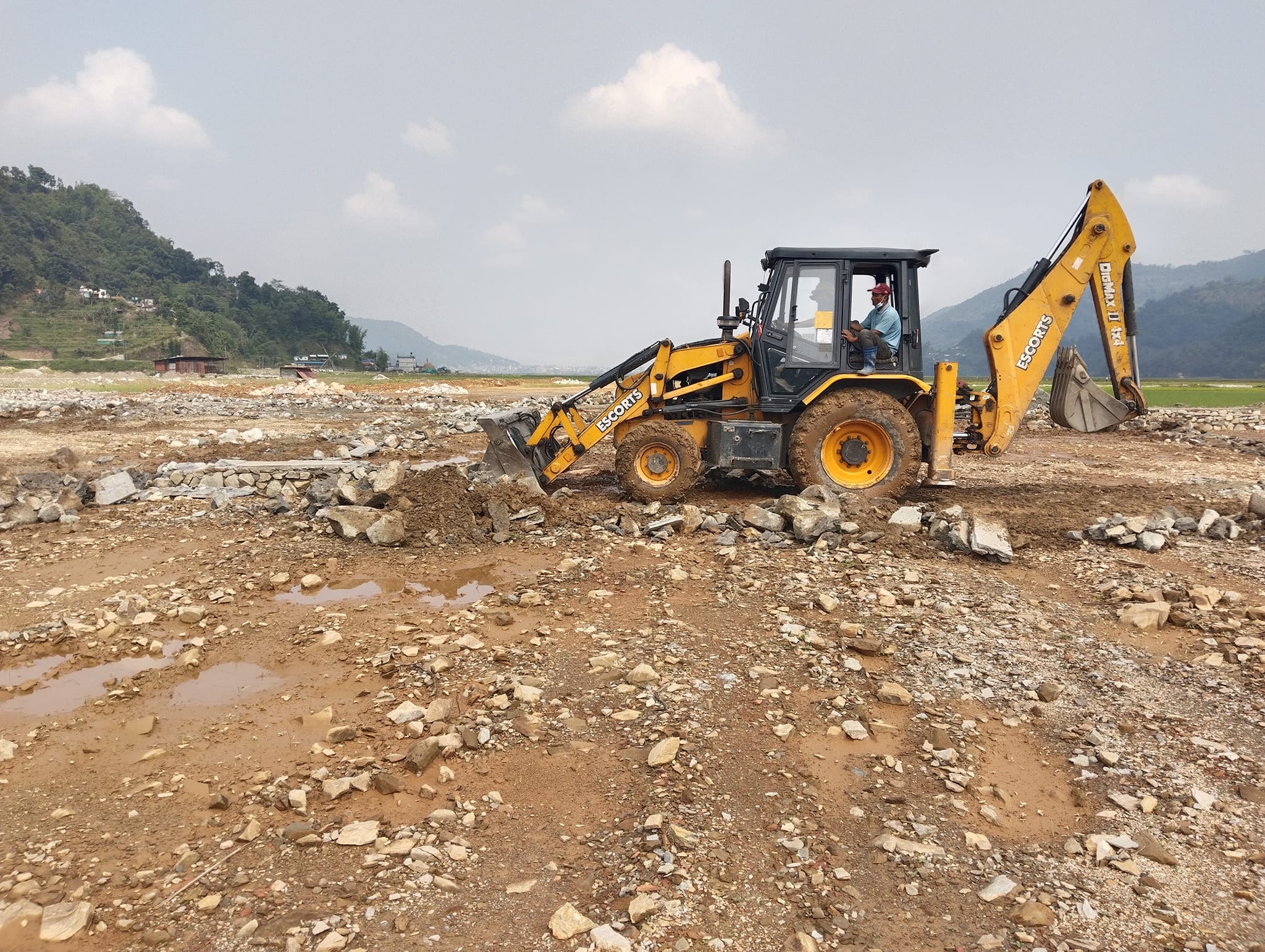 फेवातालको जग्गा ‘प्लटिङ’लाई अदालतले रोक्यो, चौतर्फी विरोधपछि भत्काउन खटिए नगर प्रहरी